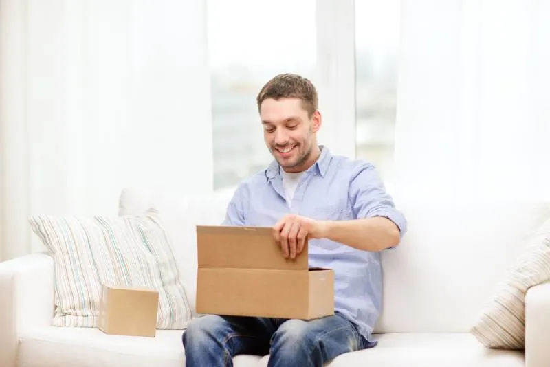 20 signes évidents que votre ex finira par revenir 6 smiling man opening cardboard boxes