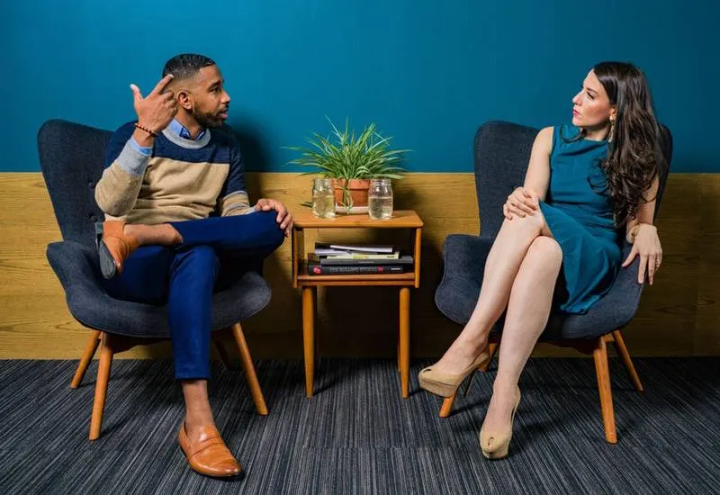 20 signes évidents que votre ex finira par revenir 8 man and woman talking indoors
