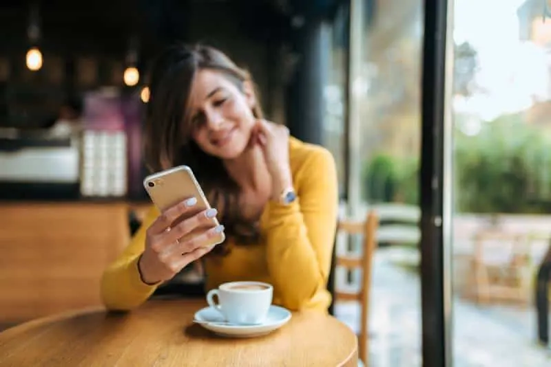 20 signes évidents que votre ex finira par revenir 9 woman typing on her phone at cafe
