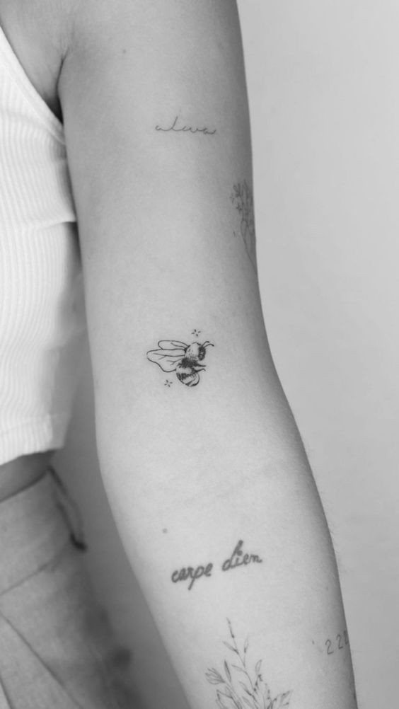9 Top idées de Tatouages Abeille 12 9 Top idées de Tatouages Abeille 12