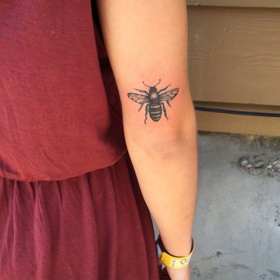 9 Top idées de Tatouages Abeille 13 9 Top idées de Tatouages Abeille 13