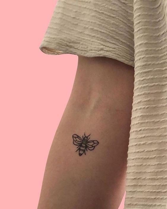 9 Top idées de Tatouages Abeille 14 9 Top idées de Tatouages Abeille 14