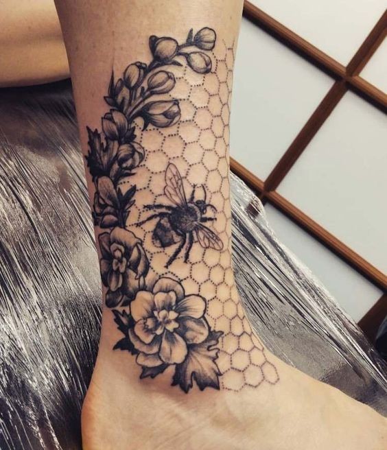 9 Top idées de Tatouages Abeille 15 9 Top idées de Tatouages Abeille 15