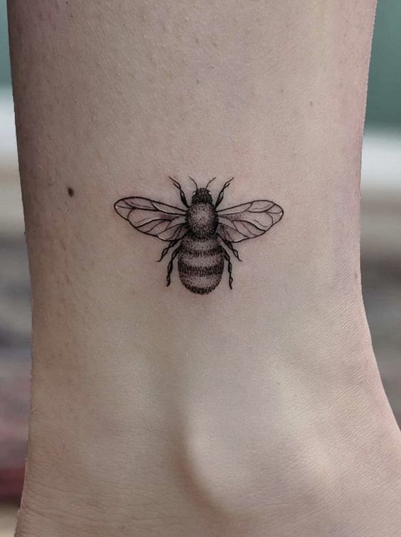 9 Top idées de Tatouages Abeille 16 9 Top idées de Tatouages Abeille 16