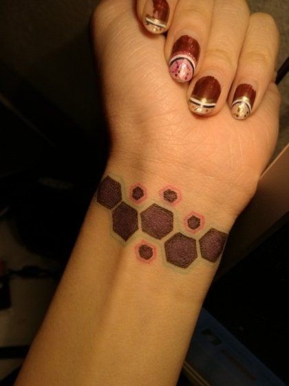9 Top idées de Tatouages Abeille 18 9 Top idées de Tatouages Abeille 18
