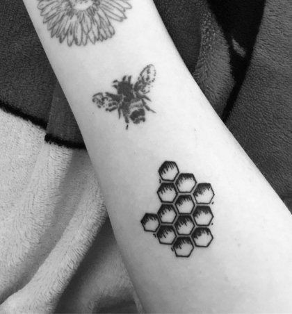 9 Top idées de Tatouages Abeille 19 9 Top idées de Tatouages Abeille 19
