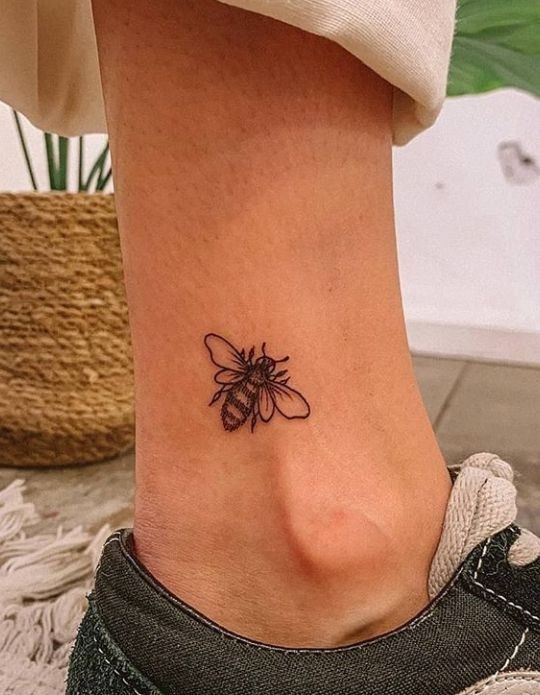 9 Top idées de Tatouages Abeille 26 9 Top idées de Tatouages Abeille 26