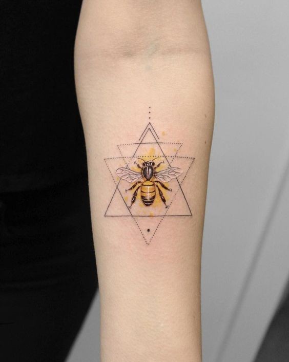 9 Top idées de Tatouages Abeille 5 9 Top idées de Tatouages Abeille 5