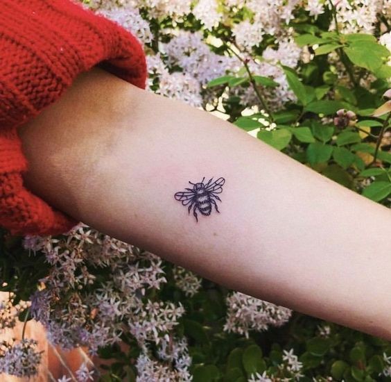 9 Top idées de Tatouages Abeille 6 9 Top idées de Tatouages Abeille 6