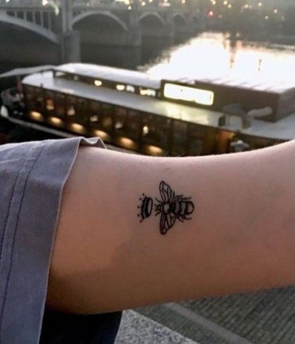 9 Top idées de Tatouages Abeille 7 9 Top idées de Tatouages Abeille 7
