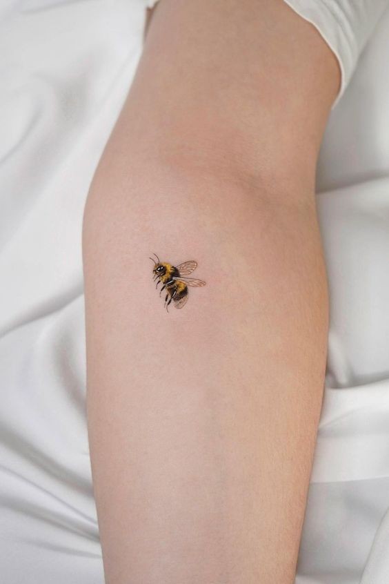 9 Top idées de Tatouages Abeille 8 9 Top idées de Tatouages Abeille 8