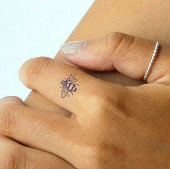 9 Top idées de Tatouages Abeille 9 9 Top idées de Tatouages Abeille 9