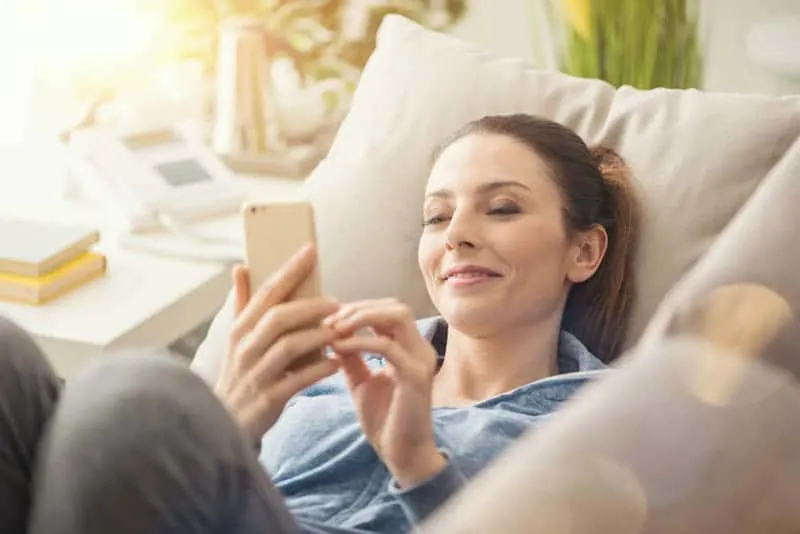 20 signes évidents que votre ex finira par revenir 10 woman sitting at home and typing on her phone