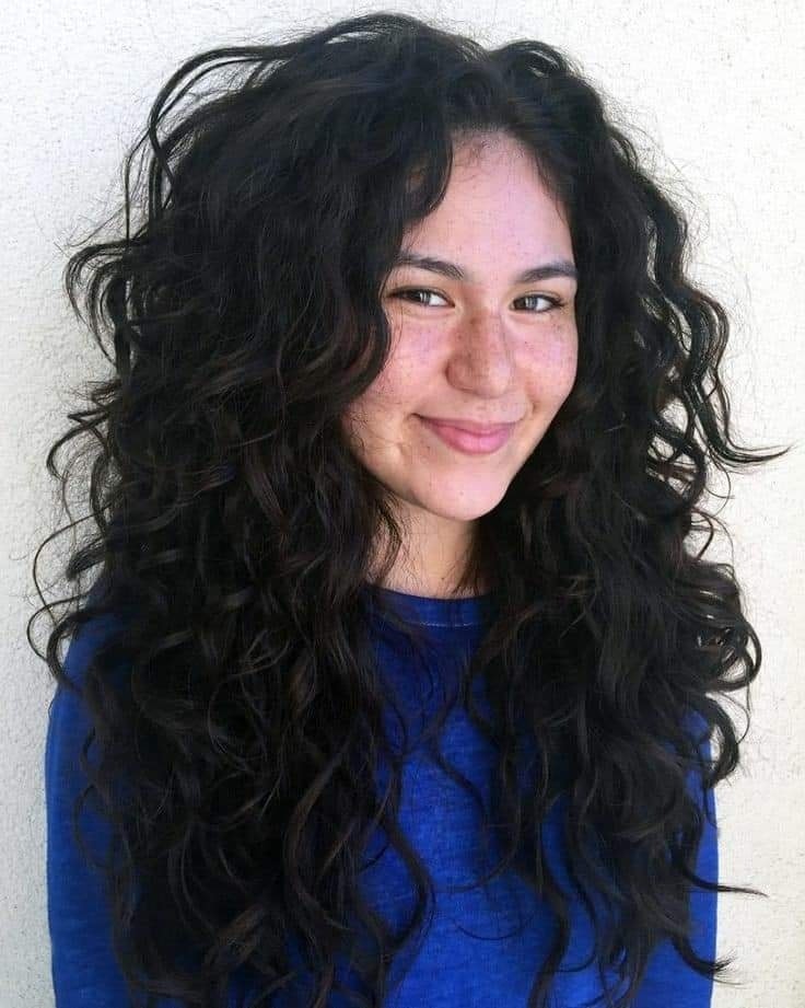 Cheveux bouclés : 30 Coupes tendances 2023 27 Cheveux bouclés : 30 Coupes tendances 2023 27