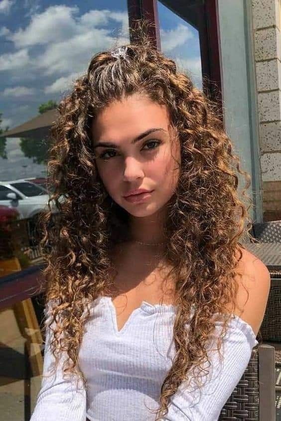 Cheveux bouclés : 30 Coupes tendances 2023 19 Cheveux bouclés : 30 Coupes tendances 2023 19
