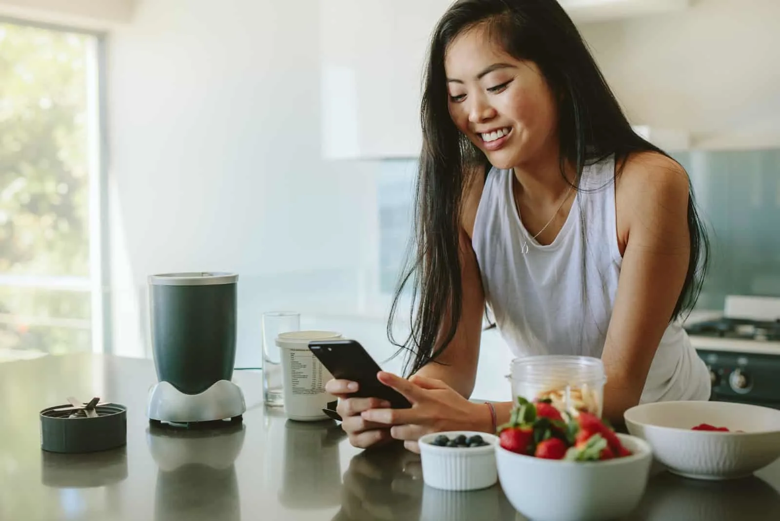 Top 9 des textos pour le faire courir après vous 2 woman standing in kitchen thinking about 9 texts to get him chasing you