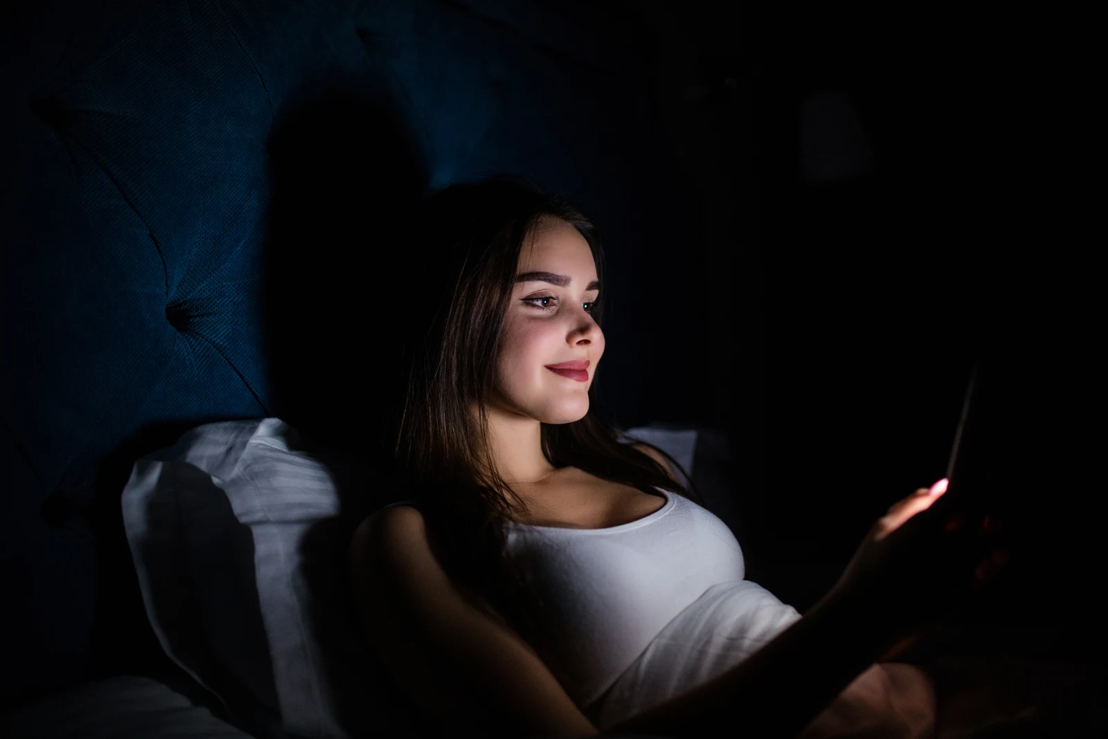 Top 9 des textos pour le faire courir après vous 5 woman lying in dark texting