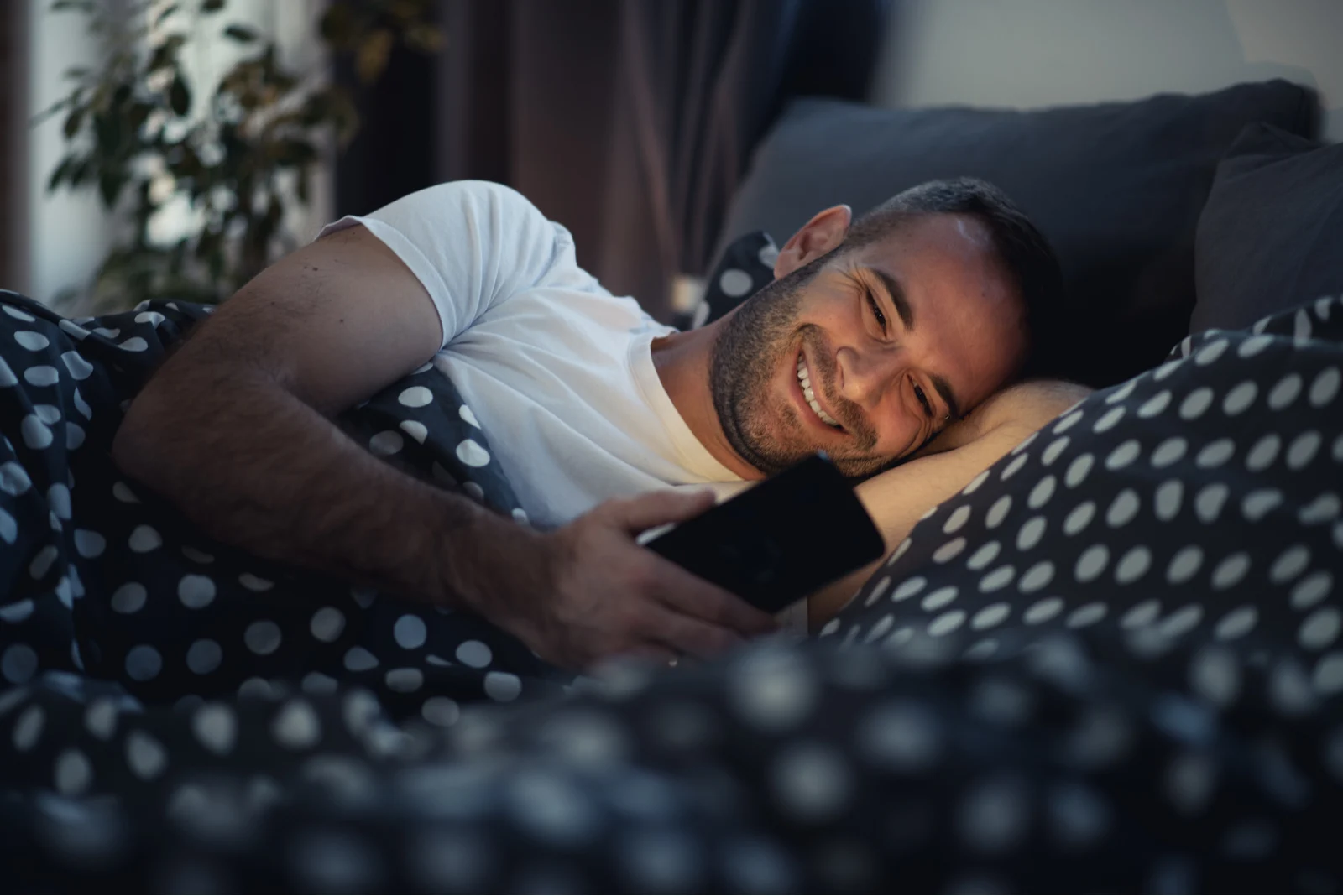 Top 9 des textos pour le faire courir après vous 6 happy men lying in bed texting