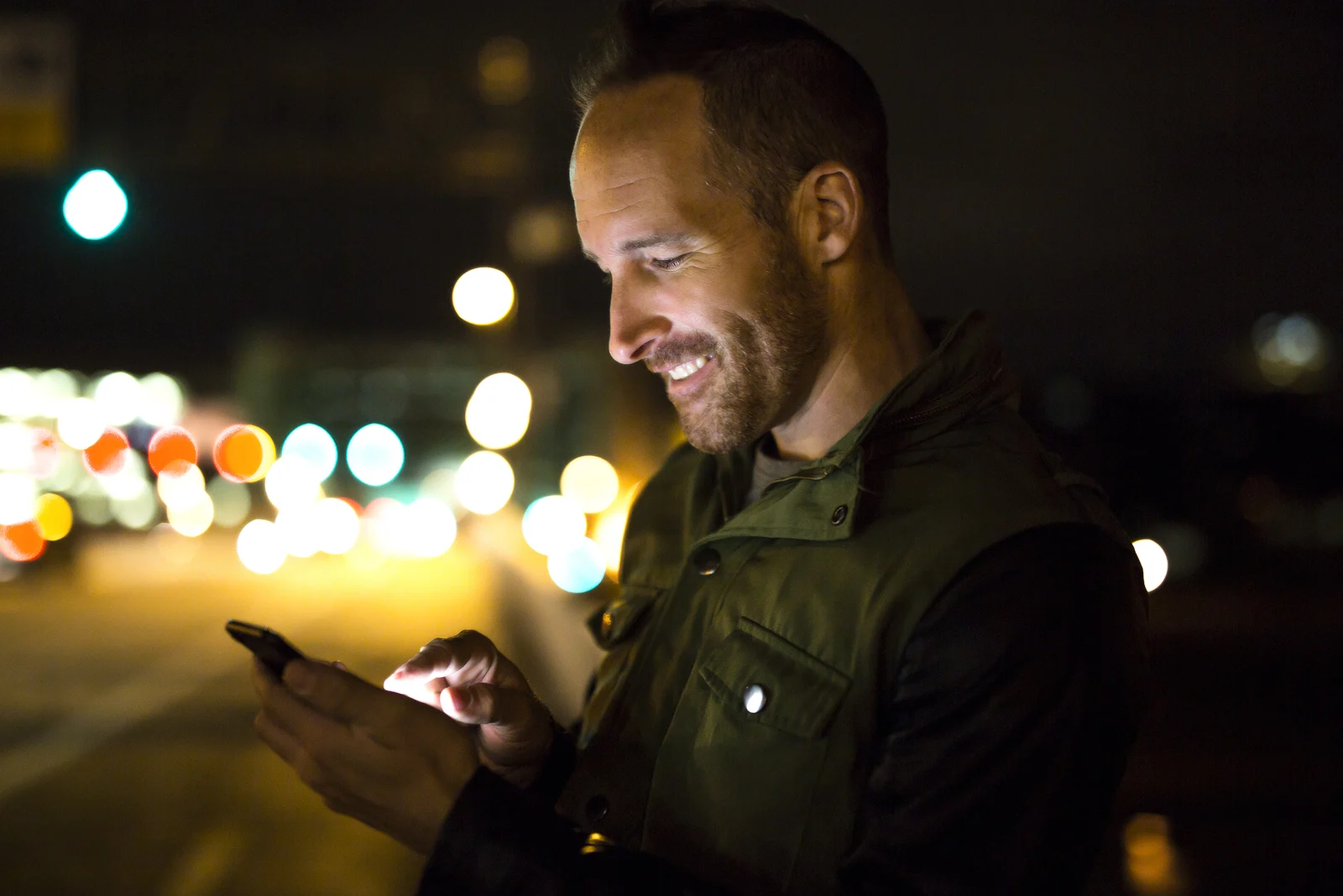Top 9 des textos pour le faire courir après vous 7 man on night out reading texts on his phone