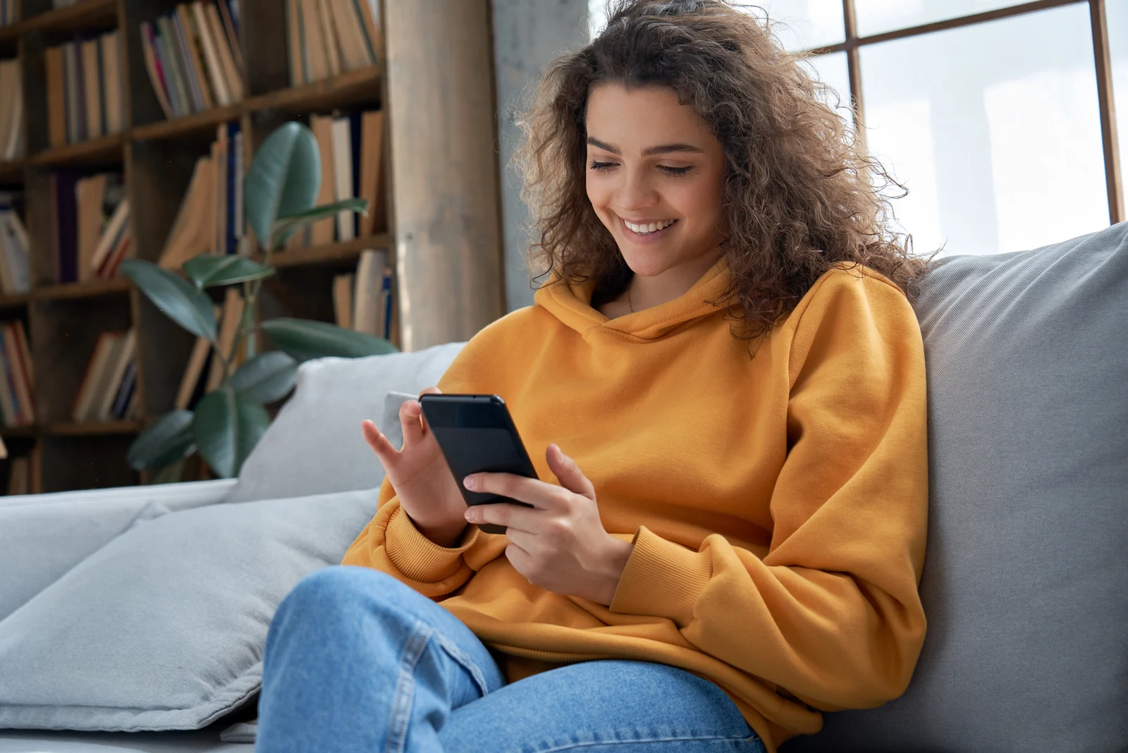 Top 9 des textos pour le faire courir après vous 8 woman sitting on sofa texting