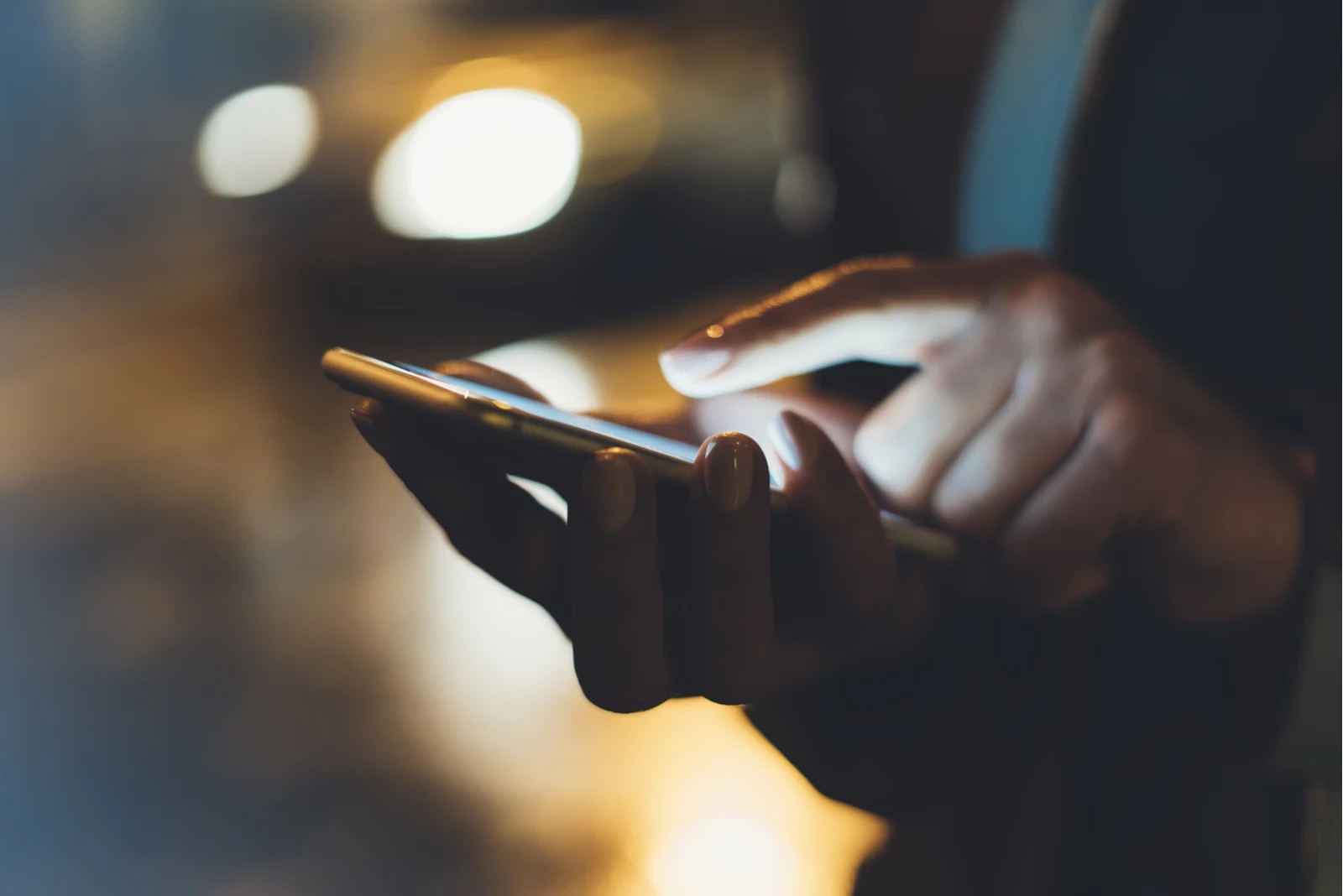 Top 9 des textos pour le faire courir après vous 9 person texting on phone