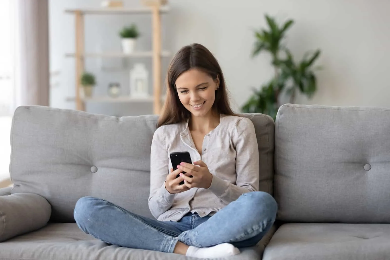 Top 9 des textos pour le faire courir après vous 10 woman sitting on her sofa texting
