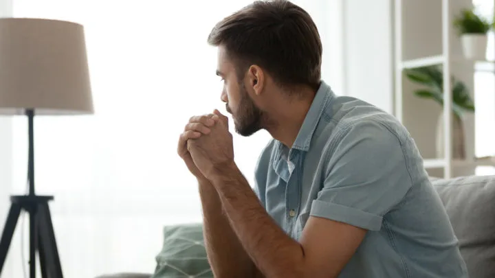 17 signes que votre ex-petite amie est passée à autre chose (et comment la récupérer) 1 17 Signs Your Ex-Girlfriend Has Moved On (And How To Get Her Back)