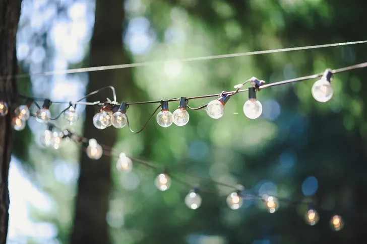 32 idées géniales pour embellir votre jardin avec un budget limité 4 Decorative Outdoor Party Lights in Garden