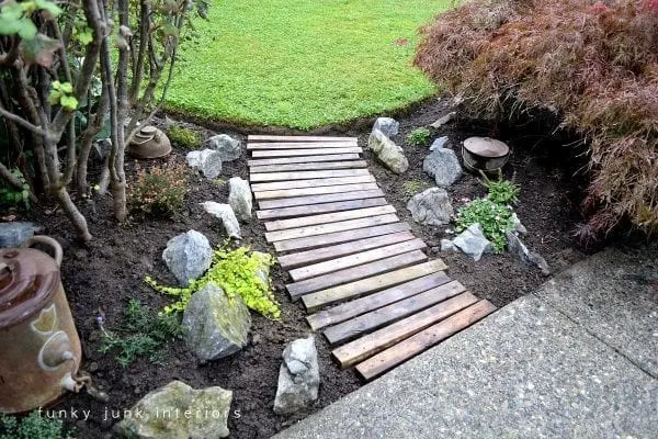 32 idées géniales pour embellir votre jardin avec un budget limité 11 wooden walkway