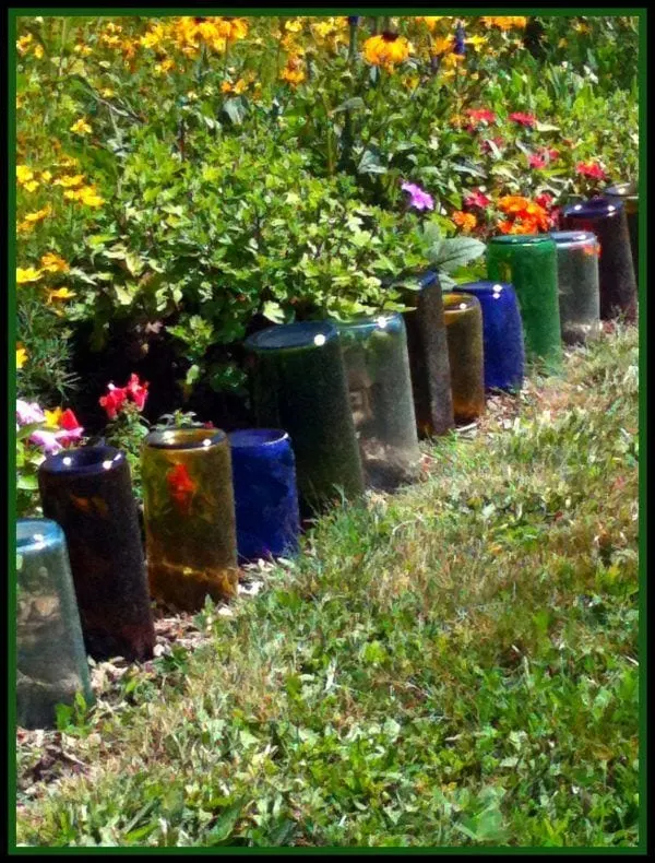 32 idées géniales pour embellir votre jardin avec un budget limité 16 glass bottle border