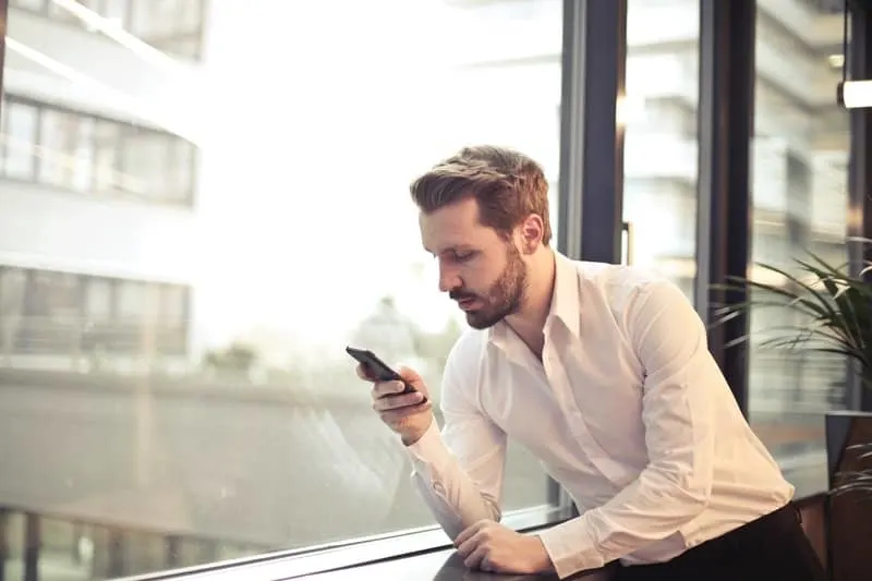 150 textes doux et flatteurs pour le faire sourire au travail 2 man typing on his phone