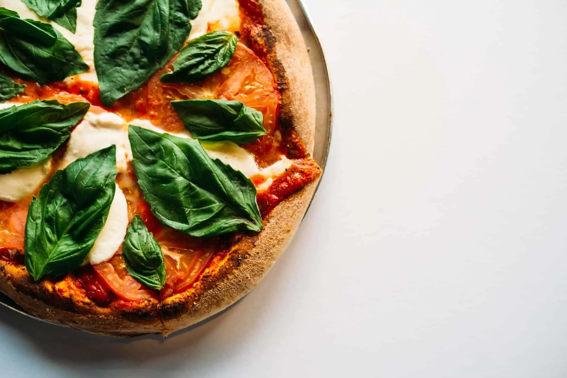 150 textes doux et flatteurs pour le faire sourire au travail 4 pizza with green leaves on white ceramic plate