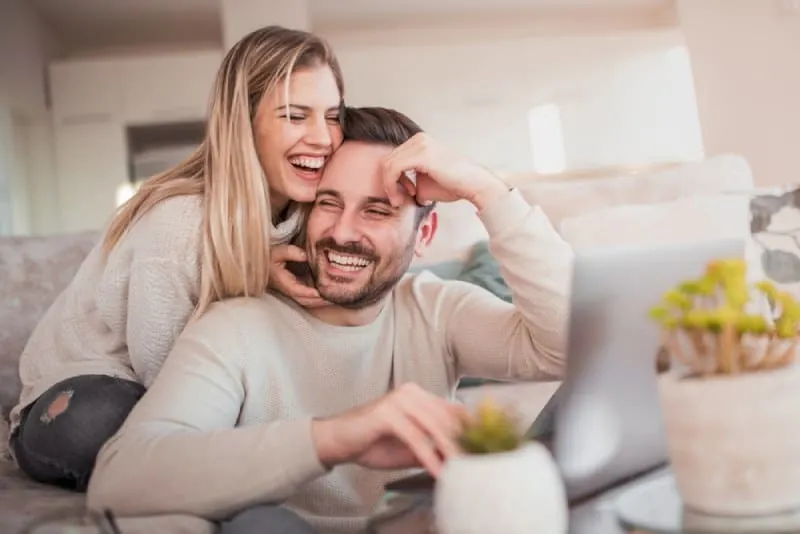 150 textes doux et flatteurs pour le faire sourire au travail 5 smiling couple sitting at home