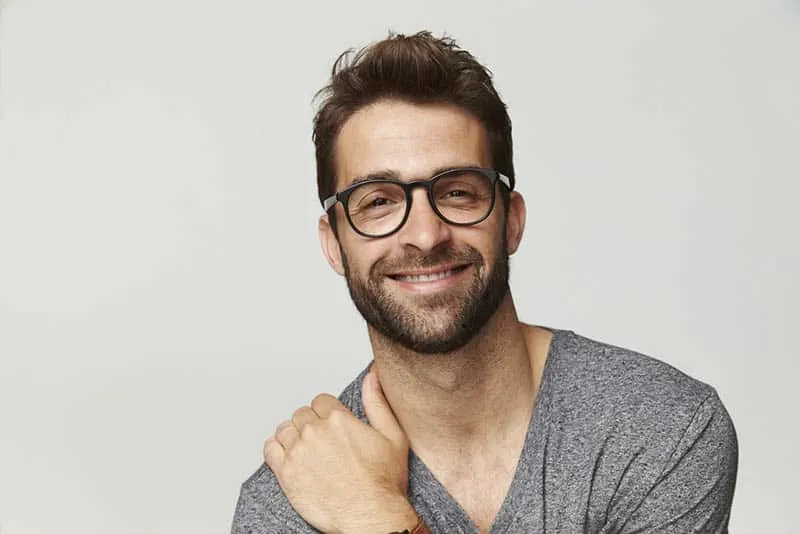 150 textes doux et flatteurs pour le faire sourire au travail 6 man smiling for camera