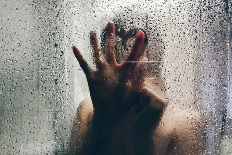 150 textes doux et flatteurs pour le faire sourire au travail 12 hand of woman in the shower
