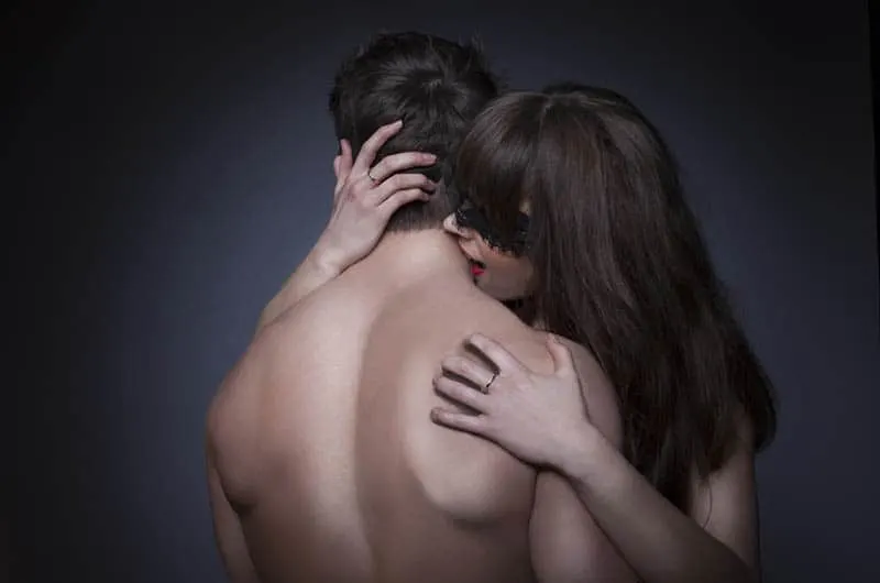 150 textes doux et flatteurs pour le faire sourire au travail 14 woman biting man on neck