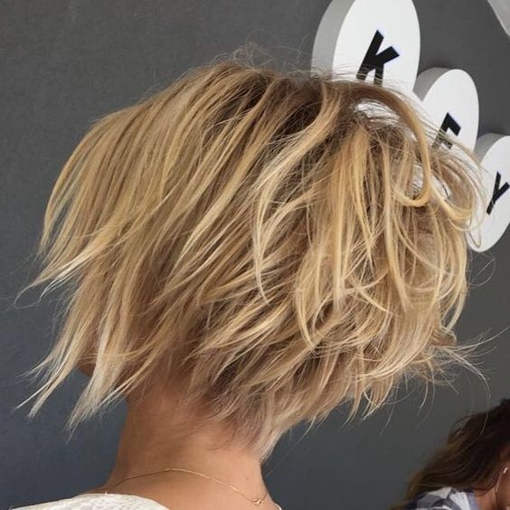 Les 39 plus belles coupes et coiffures pour cheveux mi-longs 36 Les 39 plus belles coupes et coiffures pour cheveux mi-longs 36