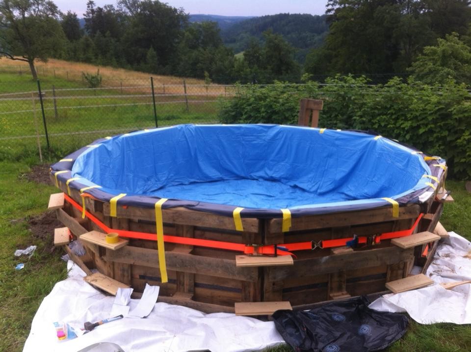 Une belle piscine faite de 10 palettes 5