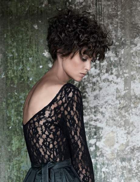 13 Coupes courtes pour femme de 50 ans aux cheveux frisés / bouclés 1 13 Coupes courtes pour femme de 50 ans aux cheveux frisés / bouclés 1