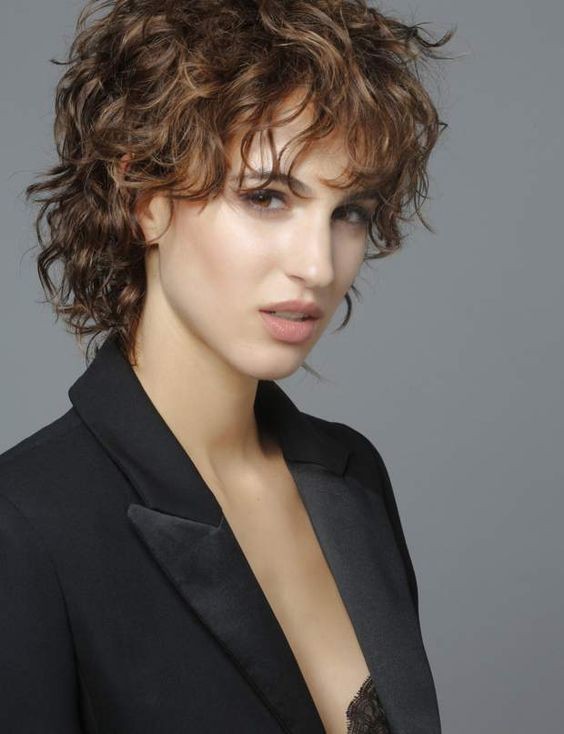 13 Coupes courtes pour femme de 50 ans aux cheveux frisés / bouclés 5 13 Coupes courtes pour femme de 50 ans aux cheveux frisés / bouclés 5
