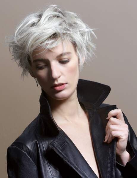 13 Coupes courtes pour femme de 50 ans aux cheveux frisés / bouclés 6 13 Coupes courtes pour femme de 50 ans aux cheveux frisés / bouclés 6