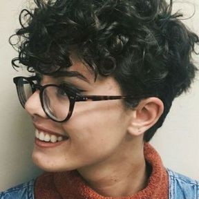 13 Coupes courtes pour femme de 50 ans aux cheveux frisés / bouclés 8 13 Coupes courtes pour femme de 50 ans aux cheveux frisés / bouclés 8