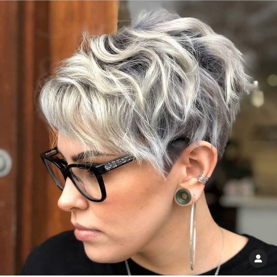 13 Coupes courtes pour femme de 50 ans aux cheveux frisés / bouclés 10 13 Coupes courtes pour femme de 50 ans aux cheveux frisés / bouclés 10
