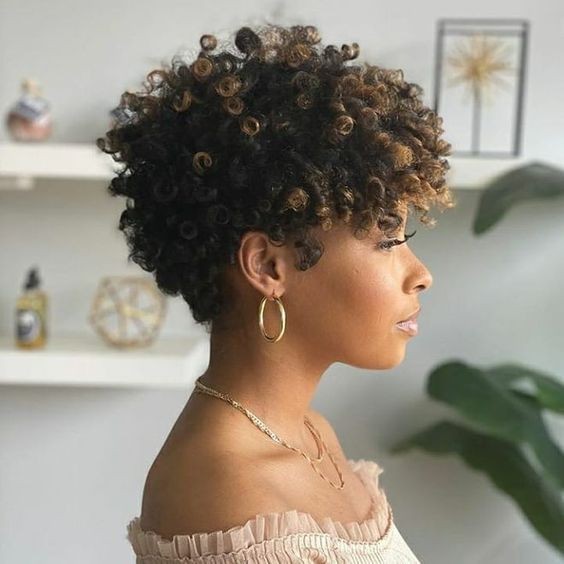 13 Coupes courtes pour femme de 50 ans aux cheveux frisés / bouclés 11 13 Coupes courtes pour femme de 50 ans aux cheveux frisés / bouclés 11