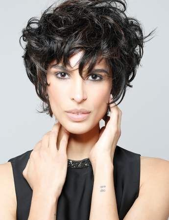 13 Coupes courtes pour femme de 50 ans aux cheveux frisés / bouclés 12 13 Coupes courtes pour femme de 50 ans aux cheveux frisés / bouclés 12