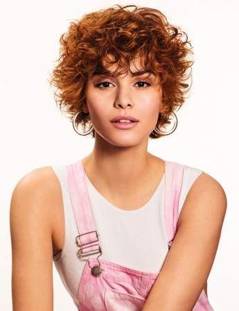 13 Coupes courtes pour femme de 50 ans aux cheveux frisés / bouclés 13 13 Coupes courtes pour femme de 50 ans aux cheveux frisés / bouclés 13