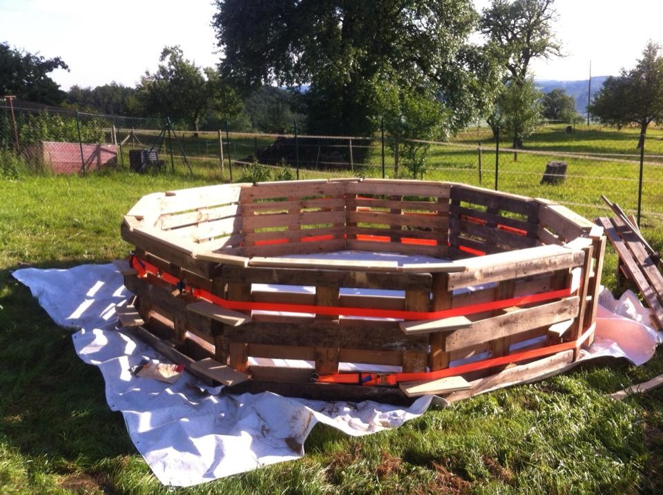 Une belle piscine faite de 10 palettes 3