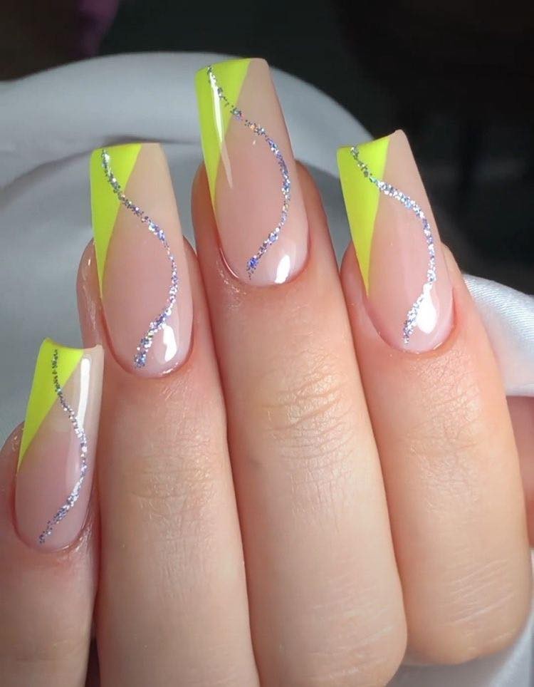 6 Idées de Nails Art pour des Ongles Jaunes 5