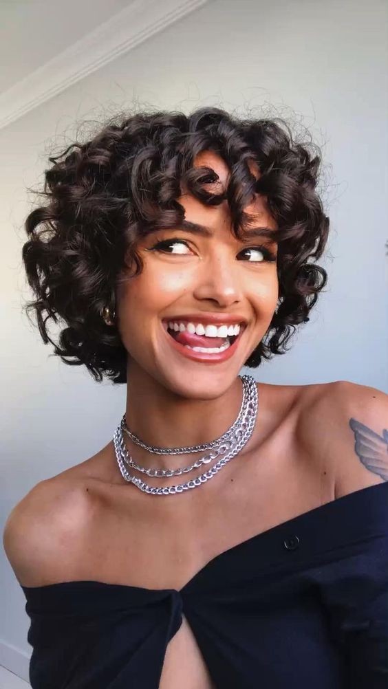 16 Coupes garconne pour femme aux cheveux curly 7 16 Coupes garconne pour femme aux cheveux curly 7