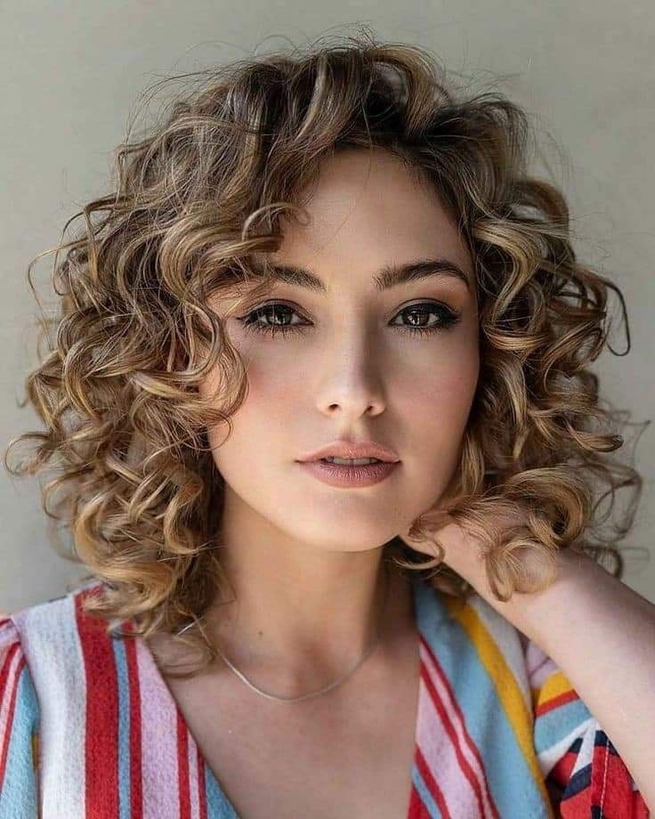 Cheveux bouclés : 30 Coupes tendances 2023 1 Cheveux bouclés : 30 Coupes tendances 2023 1